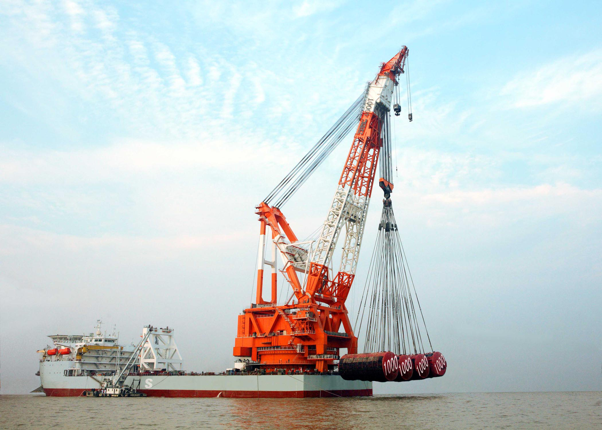 “华天龙”4000吨起重船